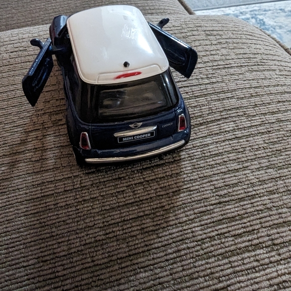 Die Cast Mini Copper. Made in China. Doors open and close. - Picture 4 of 5